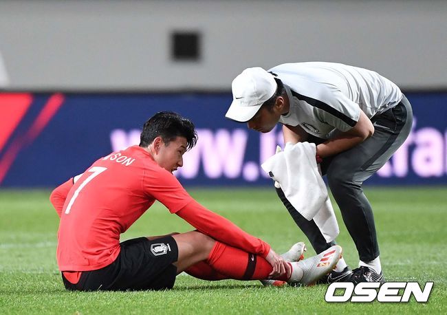  [OSEN=서울월드컵경기장, 이대선] 11일 오후 서울월드컵경기장에서 대한민국 축구 국가대표팀과 이란의 A매치 평가전 열렸다. 전반을 마친 대한민국 손흥민이 다리를 잡고 고통을 호소하고 있다. /sunday@osen.co.kr