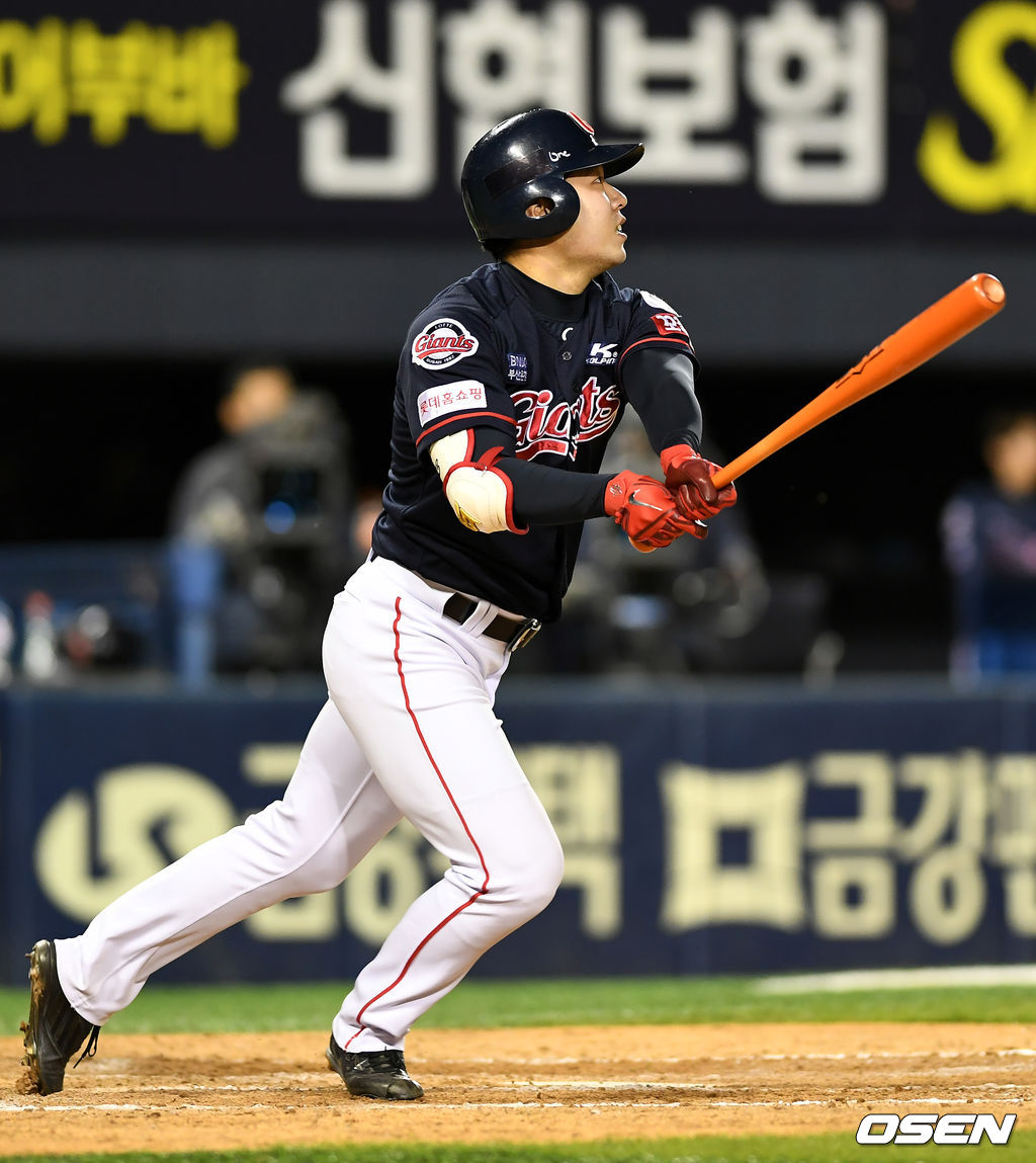 12회초 2사 1루 롯데 투수 정성종이 대타로 나와 호쾌한 스윙을 하고 있다. /pjmpp@osen.co.kr