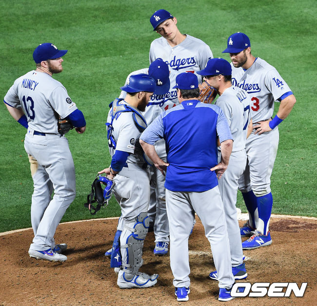 11일(한국시간) 미국 캘리포니아주 애너하임 앤젤스 스타디움에서 2019 메이저리그(MLB) LA 에인절스와 LA 다저스의 경기가 펼쳐졌다.8회말 다저스 조 켈리가 오타니에게 역전 득점을 허용한뒤 허니컷 코치와 마운드서 이야기를 나누고 있다. / soul1014@osen.co.kr