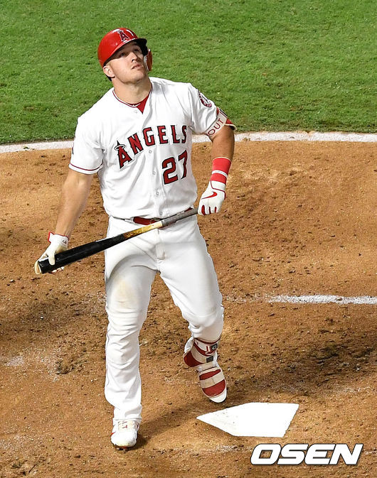 3회말 2사 주자없는 상황 에인절스 마이크 트라웃이 파울타구를 치고 타구를 바라보고 있다. /dreamer@osen.co.kr