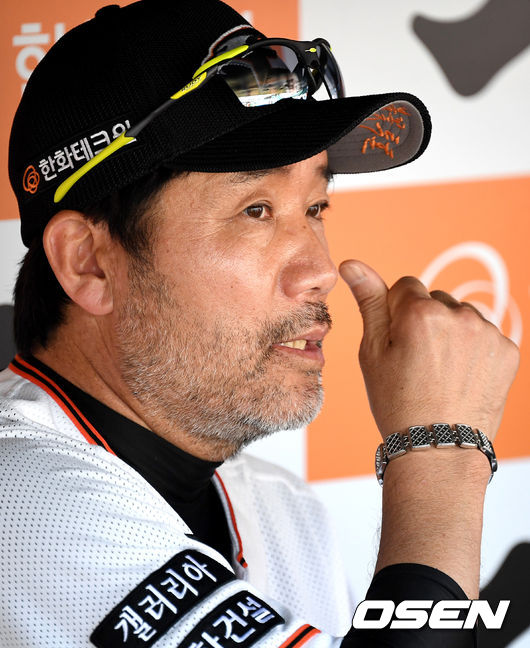 한화 한용덕 감독이 취재진과 대화를 나누고 있다. /dreamer@osen.co.kr