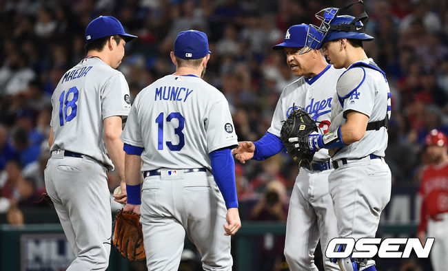 5회말 1사 다저스 선발투수 마에다가 교체되고 있다. 이날 마에다는 4.1이닝 5실점 기록하며 패전위기에 놓였다. / soul1014@osen.co.kr