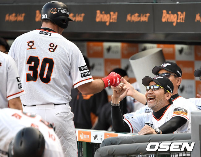 1회말 1사 1루 상황 한화 호잉이 선제 투런포를 날리고 홈을 밟은 뒤 한용덕 감독과 인사를 나누고 있다. /dreamer@osen.co.kr