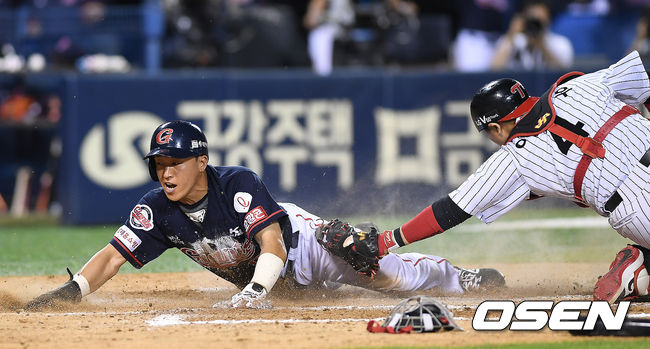 8회초 1사 1,3루 롯데 손아섭이 정훈의 3루수 앞 땅볼때 득점을 올리고 있다. /youngrae@osen.co.kr