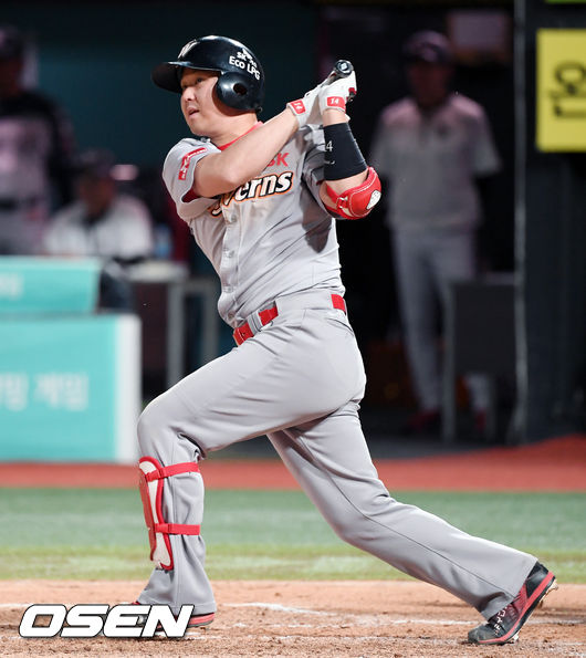 12일 오후 수원 케이티위즈파크에서 '2019년 신한은행 마이카 KBO리그' KT 위즈와 SK 와이번스의 경기가 열렸다.7회초 2사 1루 SK 최정이 2루타를 뽑아내고 있다. / eastsea@osen.co.kr