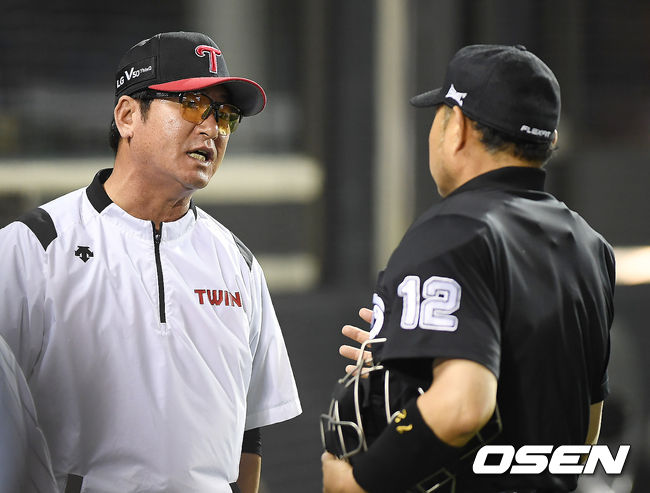 LG는 12일 서울 잠실구장에서 열린 2019 KBO리그 롯데와의 경기에서 4-3 끝내기 승리를 거뒀다.경기 종료 후 LG 류중일 감독과 구심이 이야기를 나누고 있다. /youngrae@osen.co.kr