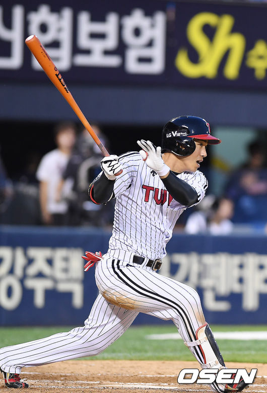 5회말 1사 LG 이천웅이 안타를 때려내고 있다. /youngrae@osen.co.kr