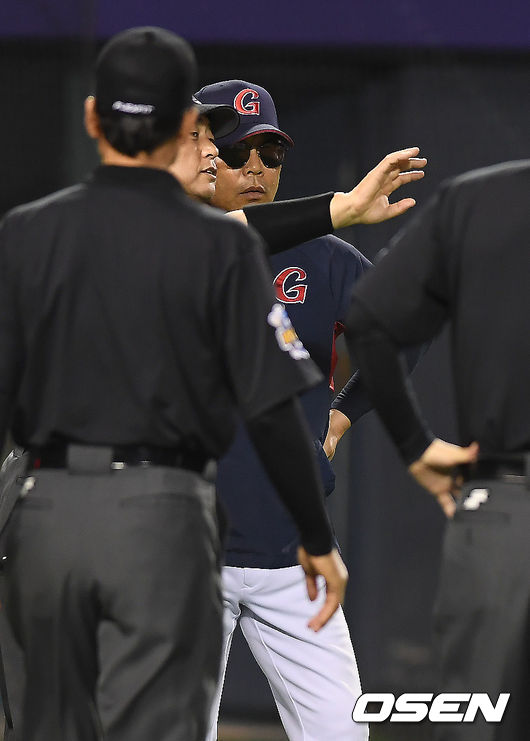 LG는 12일 서울 잠실구장에서 열린 2019 KBO리그 롯데와의 경기에서 4-3 끝내기 승리를 거뒀다.끝내기 패배를 기록한 롯데 양상문 감독이 구심의 설명을 듣고 있다. /youngrae@osen.co.kr