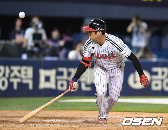 LG는 12일 서울 잠실구장에서 열린 2019 KBO리그 롯데와의 경기에서 4-3 끝내기 승리를 거뒀다.연장 10회말 2사 1,3루 LG 오지화이 스트라이크 낫아웃으로 1루까지 출루하고 있다. /youngrae@osen.co.kr