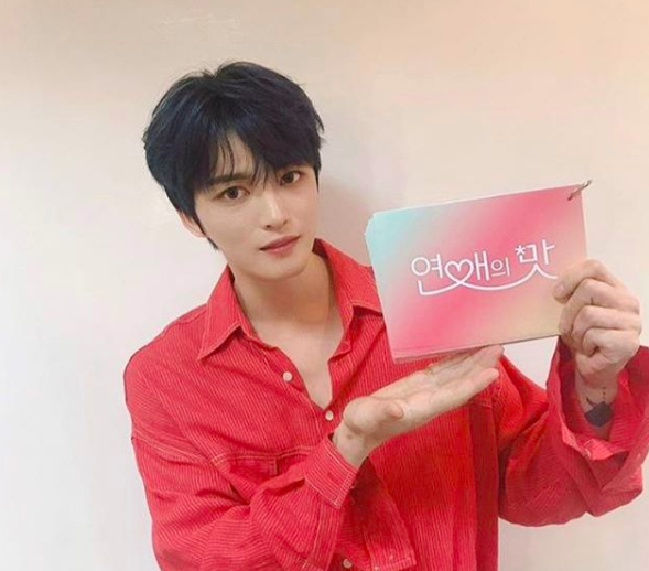 [사진=김재중 SNS] '우리가 잊고 지냈던 두 번째: 연애의 맛' 큐시트를 든 김재중