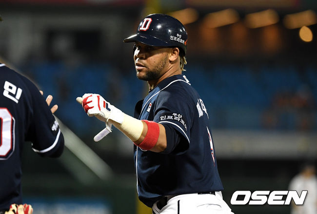 8회초 1사 주자없는 상황 두산 페르난데스가 안타를 치고 1루에 안착해 고영민 코치와 인사를 나누고 있다. /dreamer@osen.co.kr