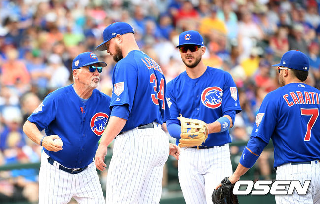 시카고 컵스 조 매든 감독(왼쪽)이 존 레스터를 교체하고 있다. /jpnews@osen.co.kr