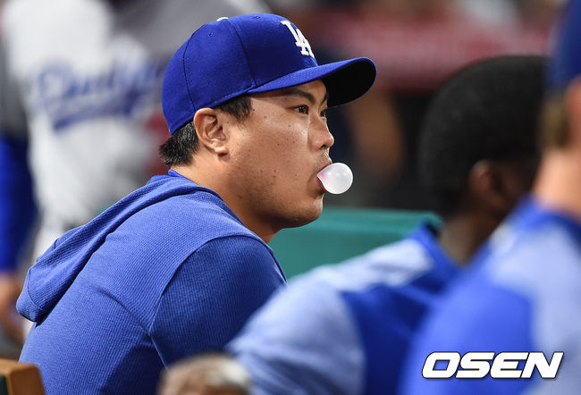 류현진이 풍선껌을 불며 동료들의 경기를 지켜보고 있다. / soul1014@osen.co.kr