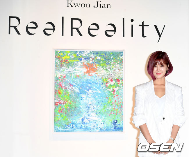 13일 오전 서울 종로구 인사아트센터에서 가수 솔비의 ‘권지안 개인전-Real Reality’ 전시기념 라운드 인터뷰가 진행됐다.가수 솔비가 자신의 작품 앞에서 포즈를 취하고 있다. /sunday@osen.co.kr