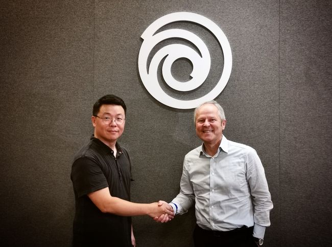 김인권 네오위즈에이블스튜디오 대표(왼쪽)와 이브 기예모 유비소프트 엔터테인먼트 대표. /네오위즈 제공.