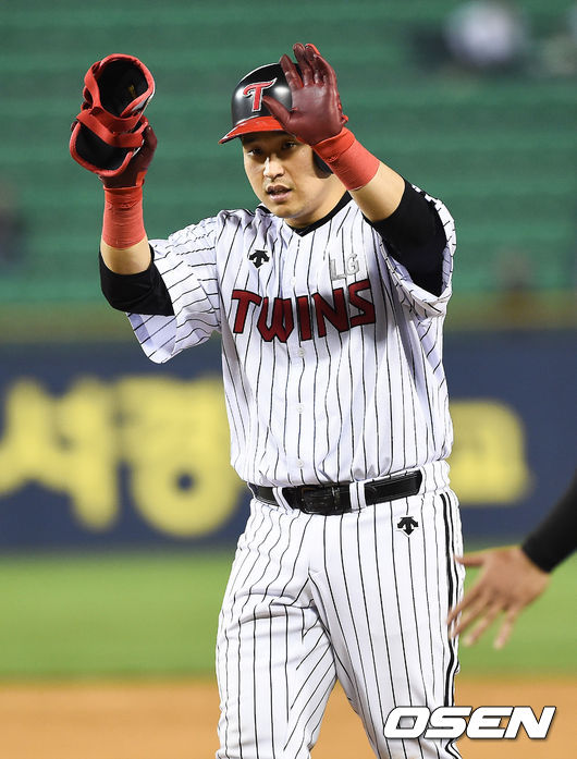 LG 유강남이 안타를 날린뒤 세리머니를 하고 있다. / soul1014@osen.co.kr