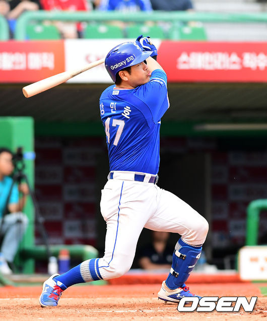 삼성 강민호가 홈런포를 날리고 있다. /jpnews@osen.co.kr