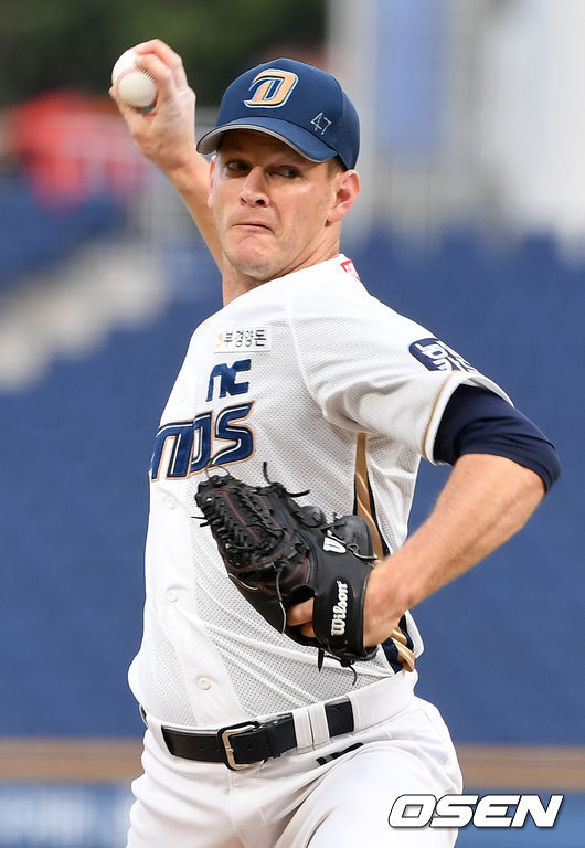 NC 선발 루친스키가 힘차게 공을 뿌리고 있다. /dreamer@osen.co.kr