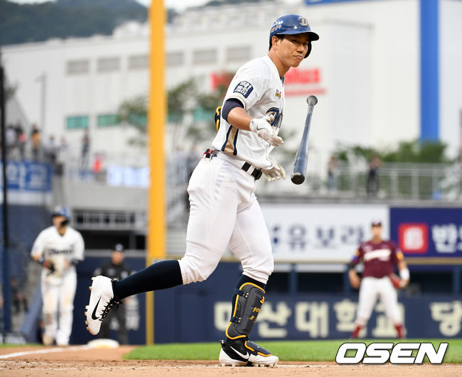 1회말 1사 만루 상황 NC 모창민이 밀어내기 볼넷을 골라낸 뒤 1루로 출루하고 있다. /dreamer@osen.co.kr