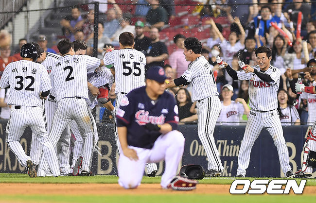 LG는 13일 서울 잠실구장에서 열린 2019 KBO리그 롯데와의 경기에서 4-3 끝내기 승리를 거뒀다. 전날과 똑같은 스코어, 똑같은 끝내기 승리였다. 승자는 LG, 패자는 롯데였다. 승리를 거둔 LG 김현수가 동료들에게 축하받고 있다. /youngrae@osen.co.kr