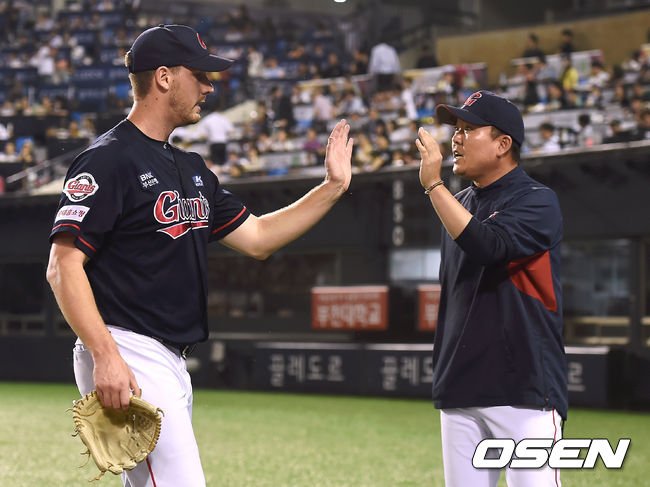 7회말 이닝을 마친 롯데 다익손이 주형광 코치와 하이파이브를 하고 있다. /youngrae@osen.co.kr