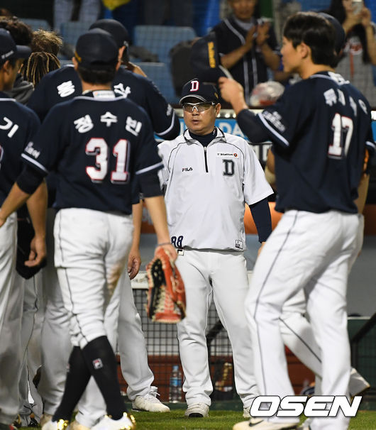 두산 김태형 감독과 선수들이 승리 인사를 나누고 있다. /dreamer@osen.co.kr