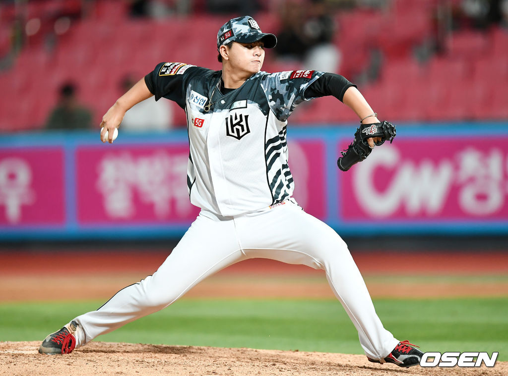 13일 오후 경기도 수원kt위즈파크에서 '2019 신한은행 MY CAR KBO리그' kt 위즈와 SK 와이번스의 경기가 열렸다.8회초 kt 선발투수 김민이 역투하고 있다.  /pjmpp@osen.co.kr