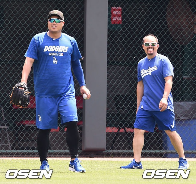 선발등판 하루 앞둔 류현진이 캐치볼 한뒤 김용일 트레이너와 함께 미소 짓고 있다. / soul1014@osen.co.kr