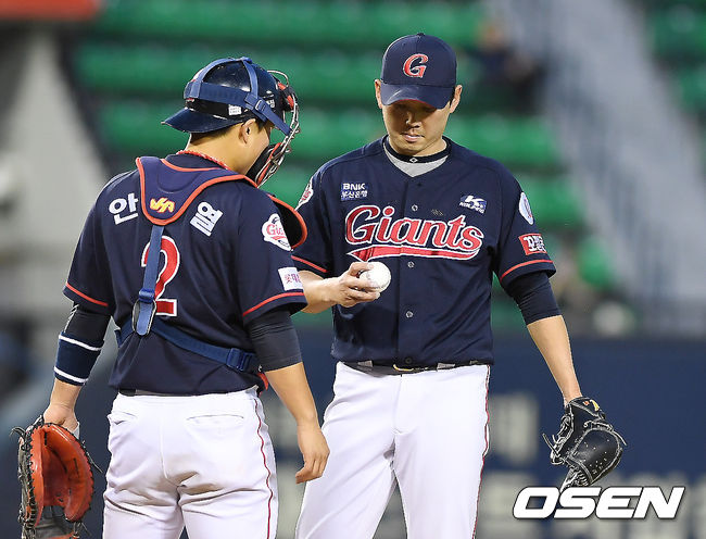 12일 오후 서울 잠실야구장에서 '2019 신한은행 마이카 KBO리그' LG 트윈스와 롯데 자이언츠의 경기가 열렸다. 5회말 1사 2루 롯데 김건국이 강판되고 있다. /youngrae@osen.co.kr