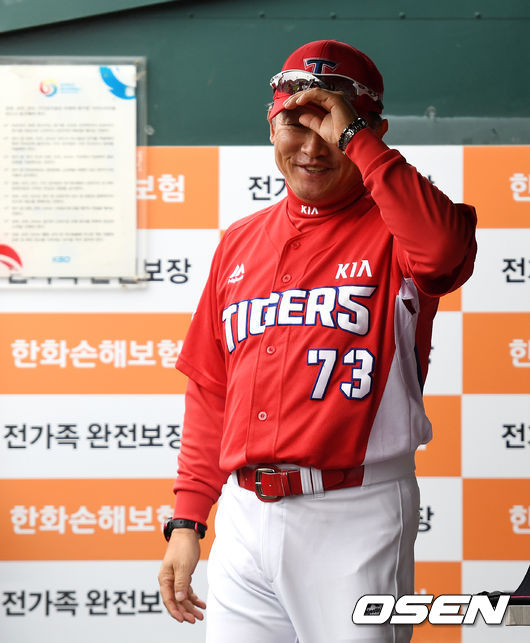 17일 오후 대전 한화생명이글스파크에서 ’2019 신한은행 MY CAR KBO 리그’ 한화 이글스와 KIA 타이거즈의 경기가 열린다. 경기에 앞서 KIA 박흥식 감독대행이 취재진과 이야기를 나누고 있다. /jpnews@osen.co.kr