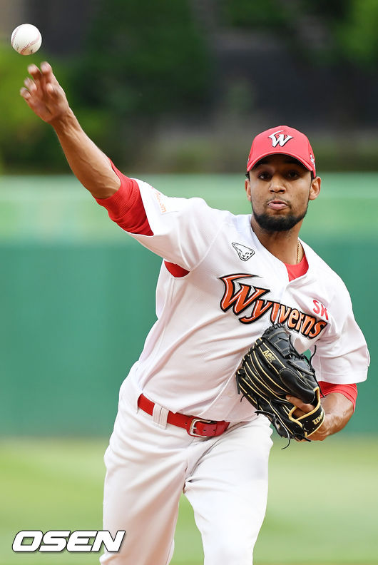 SK 선발 산체스가 힘차게 공을 뿌리고 있다. /rumi@osen.co.kr