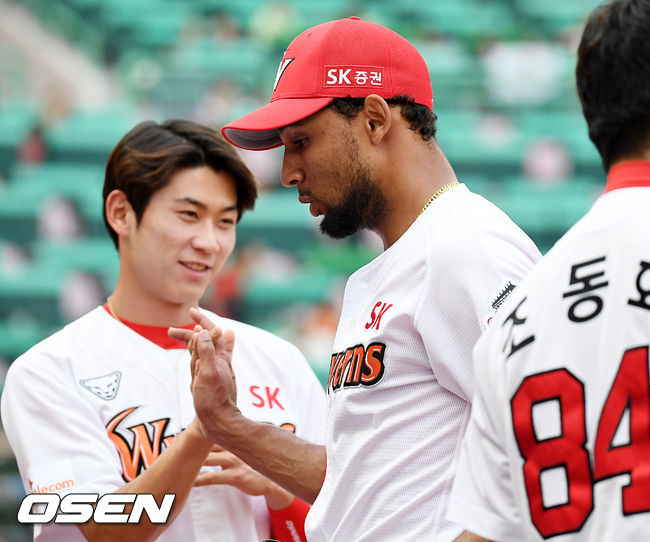 2회초를 마친 SK 선발 산체스가 덕아웃으로 들어오며 동료들과 하이파이브를 하고 있다. /rumi@osen.co.kr