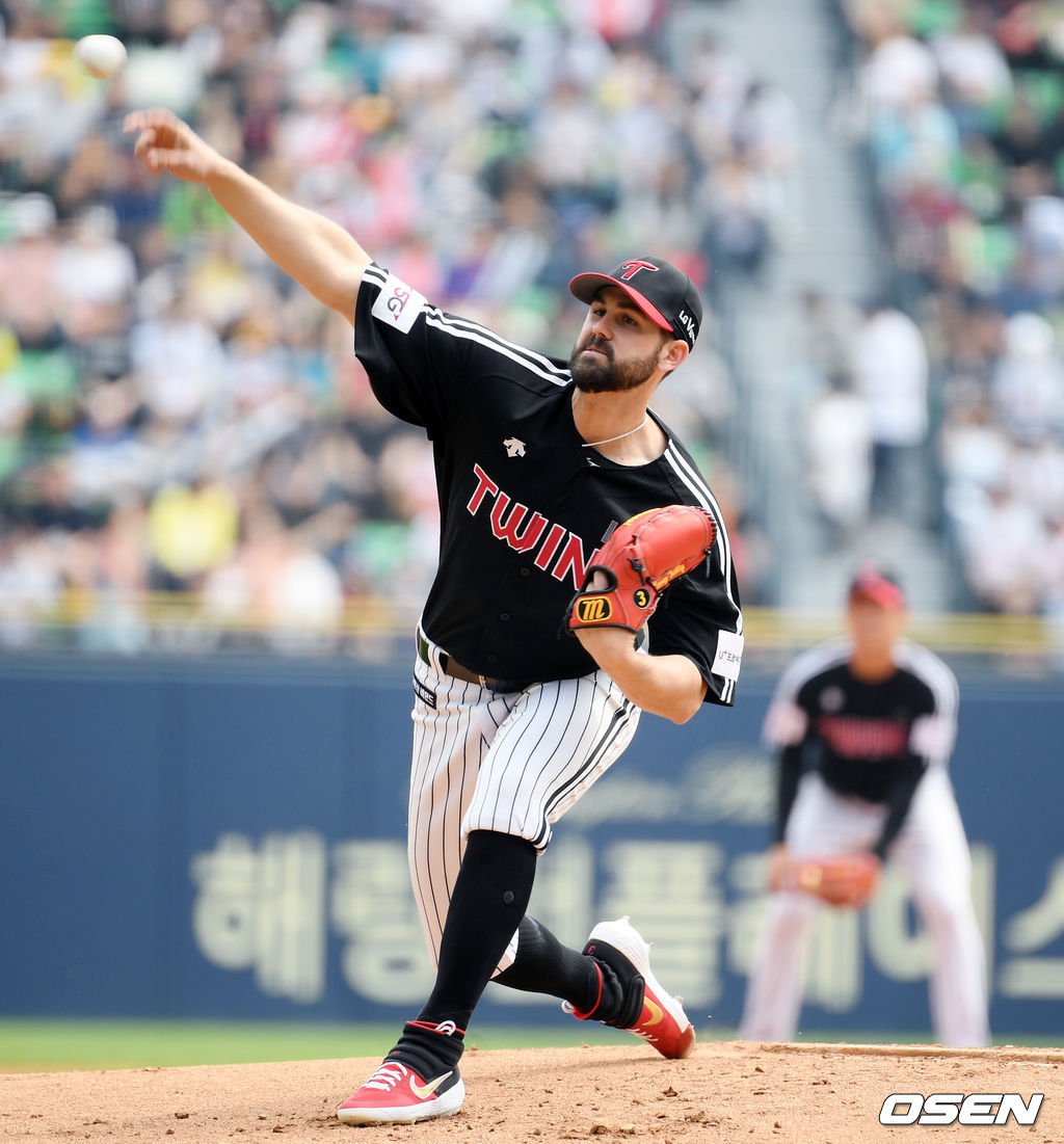 1회말 LG 선발투수 켈리가 역투하고 있다. / eastsea@osen.co.kr