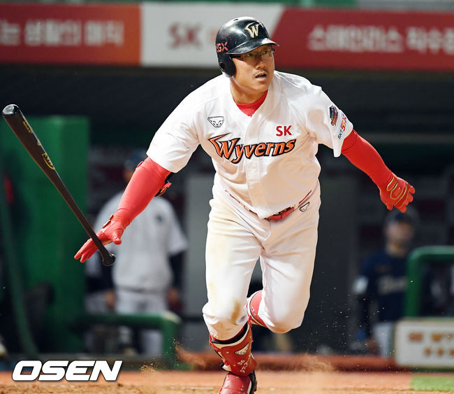 5회말 1사 주자 1,2루 SK 박정권이 우익수 오른쪽 1타점 적시타를 날리고 있다./rumi@osen.co.kr