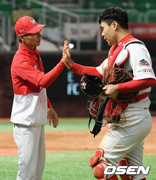 경기를 마치고 SK 이재원이 염경엽 감독과 하이파이브를 하고 있다. /rumi@osen.co.kr