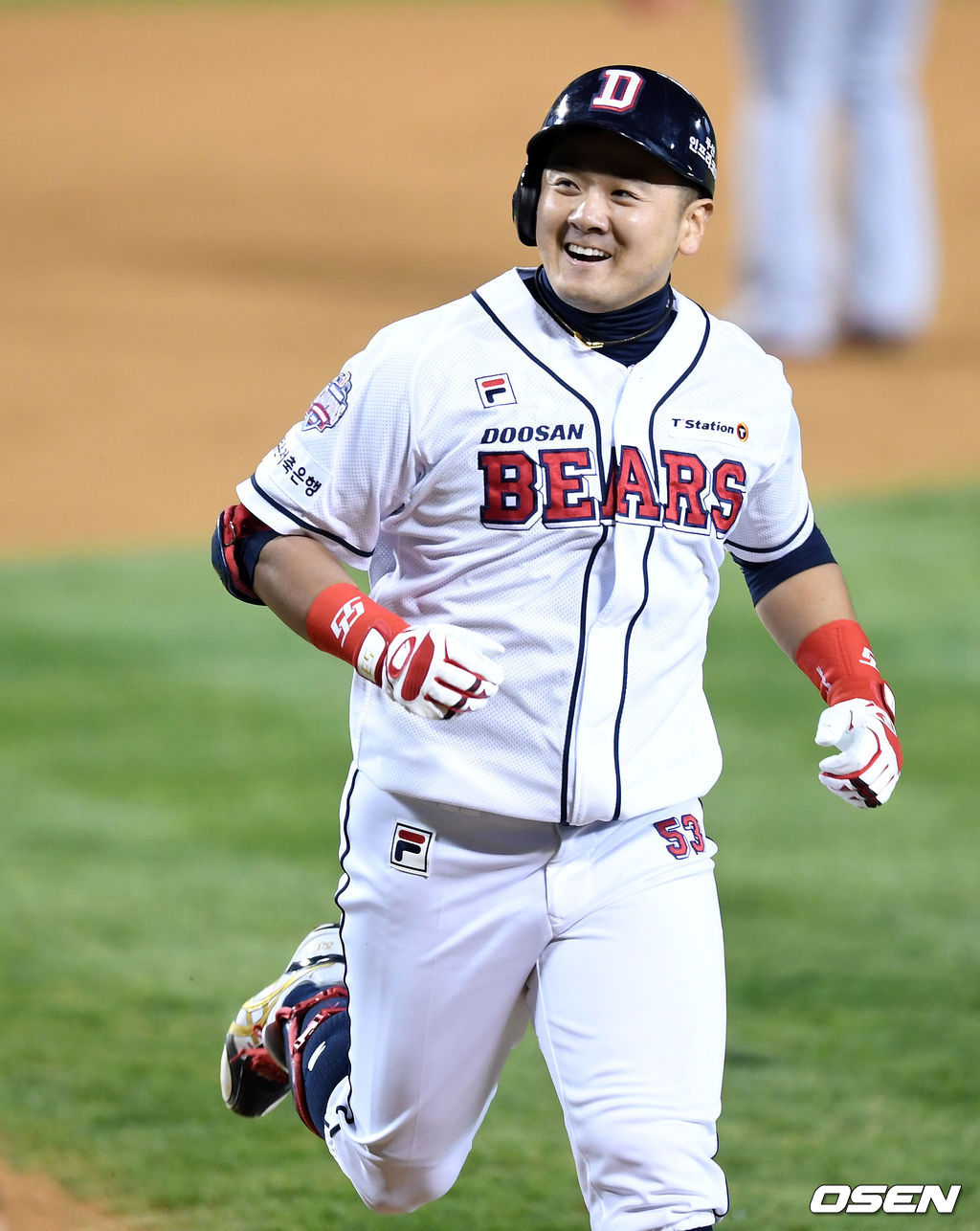 4회말 무사 2루에서 두산 최주환이 우월 투런 홈런을 치고 미소를 지으며 더그아웃으로 가고 있다./sunday@osen.co.kr
