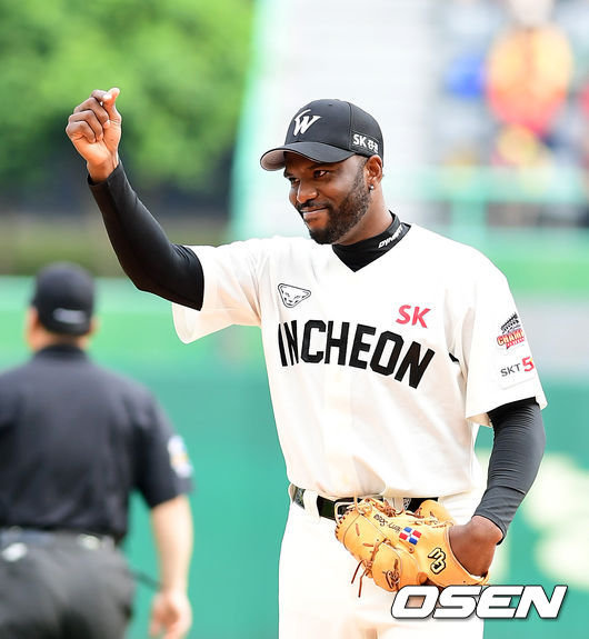 경기에 앞서 SK 소사가 마운드에 올라 삼성 선수단과 인사하며 손가락 하트를 그리고 있다. /jpnews@osen.co.kr