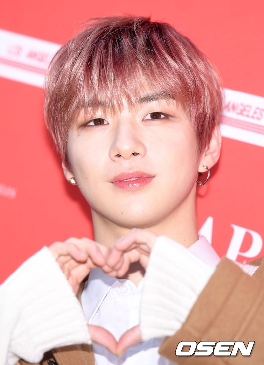 17일 오후 서울 강남구 삼성동의 한 홀에서 진행된 워너원 강다니엘 팬사인회 행사에서 강다니엘이 입장하며 포즈를 취하고 있다./ rumi@osen.co.kr