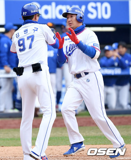 강명구 코치와 하이파이브하는 손주인 /pjmpp@osen.co.kr