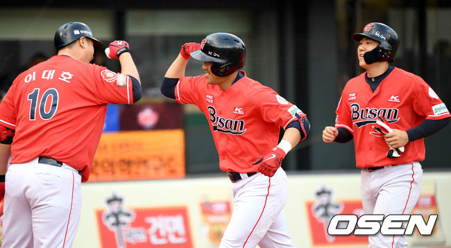 15일 오후 부산 사직야구장에서 ‘2019 신한은행 MY CAR KBO리그’ 롯데 자이언츠와 KIA 타이거즈의 경기가 열렸다.1회말 1사 1루 상황 롯데 전준우가 선제 좌월 투런포를 날리고 홈을 밟은 뒤 이대호와 인사를 나누고 있다. /dreamer@osen.co.kr