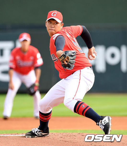 15일 오후 부산 사직야구장에서 ‘2019 신한은행 MY CAR KBO리그’ 롯데 자이언츠와 KIA 타이거즈의 경기가 열렸다.롯데 선발 서준원이 힘차게 공을 뿌리고 있다. /dreamer@osen.co.kr