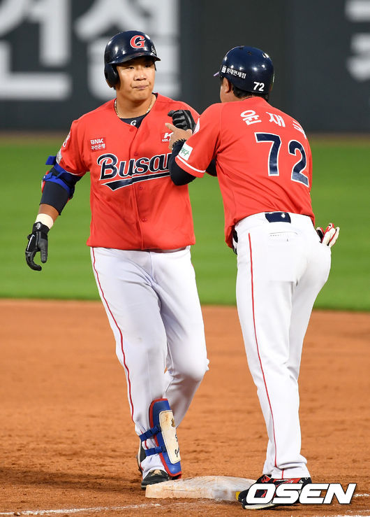 롯데가 마침내 7연패의 늪에서 벗어났다. 롯데는 15일 사직구장에서 열린 KIA와의 홈경기에서 7-0으로 승리했다. 5일 울산 한화전 이후 7연패 탈출. 선발 서준원은 KIA 타선을 꽁꽁 묶으며 시즌 2승 사냥에 성공했다. 전준우는 1회 선제 투런 아치와 7회 쐐기 적시타를 터뜨리며 서준원의 승리 도우미 역할을 톡톡히 했다.7회말 2사 1, 2루 상황 롯데 정준혁이 달아나는 1타점 적시타를 날리고 1루에 안착해 윤재국 코치와 인사를 나누고 있다. 데뷔 첫 타석. /dreamer@osen.co.kr