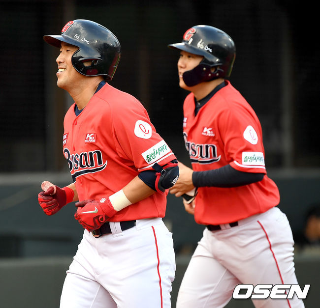 15일 오후 부산 사직야구장에서 ‘2019 신한은행 MY CAR KBO리그’ 롯데 자이언츠와 KIA 타이거즈의 경기가 열렸다.1회말 1사 1루 상황 롯데 전준우가 선제 좌월 투런포를 날리고 더그아웃으로 향하며 미소짓고 있다. /dreamer@osen.co.kr