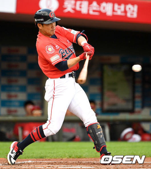 15일 오후 부산 사직야구장에서 ‘2019 신한은행 MY CAR KBO리그’ 롯데 자이언츠와 KIA 타이거즈의 경기가 열렸다.1회말 1사 1루 상황 롯데 전준우가 선제 좌월 투런포를 날리고 있다. /dreamer@osen.co.kr