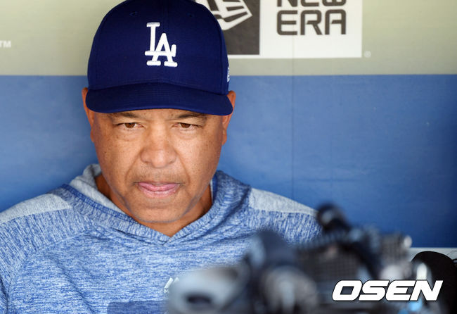 16일 (한국시간) 미국 캘리포니아주 로스앤젤레스 다저스타디움에서 열릴 2019 메이저리그 LA다저스와 시카고컵스의 경기에 앞서 그라운드 훈련이 진행됐다. 이날 LA 다저스는 워커 뷸러를, 시카고컵스는 제이크 다르빗슈 유를 선발투수로 내세웠다. 경기 시작 전 LA다저스 데이브 로버츠 감독이 취재진들과 인터뷰를 갖고 있다. / eastsea@osen.co.kr