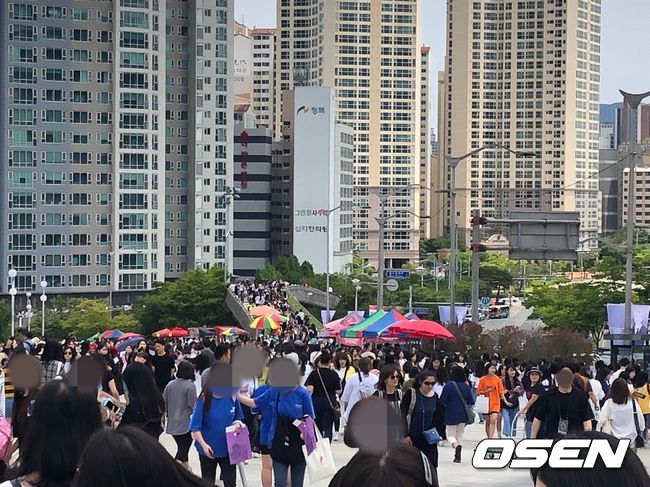 [OSEN=부산, 심언경 기자] 16일 방탄소년단 팬들이 부산 아시아드 경기장에 운집했다./notglasses@osen.co.kr