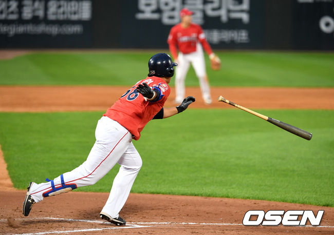 롯데가 마침내 7연패의 늪에서 벗어났다. 롯데는 15일 사직구장에서 열린 KIA와의 홈경기에서 7-0으로 승리했다. 5일 울산 한화전 이후 7연패 탈출. 선발 서준원은 KIA 타선을 꽁꽁 묶으며 시즌 2승 사냥에 성공했다. 전준우는 1회 선제 투런 아치와 7회 쐐기 적시타를 터뜨리며 서준원의 승리 도우미 역할을 톡톡히 했다.7회말 2사 1, 2루 상황 롯데 정준혁이 달아나는 1타점 적시타를 날리고 있다. 데뷔 첫 타석. /dreamer@osen.co.kr