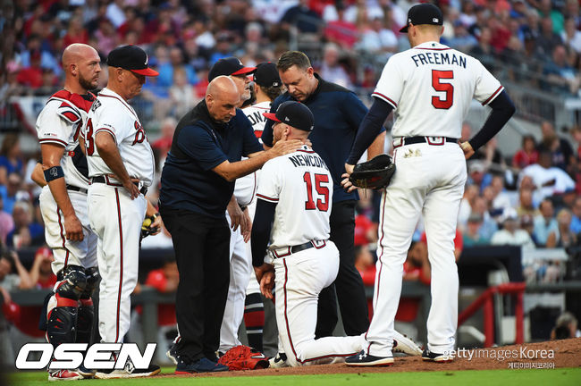 [사진] 타구에 머리를 맞은 션 뉴컴. /ⓒGettyimages(무단전재 및 재배포 금지)
