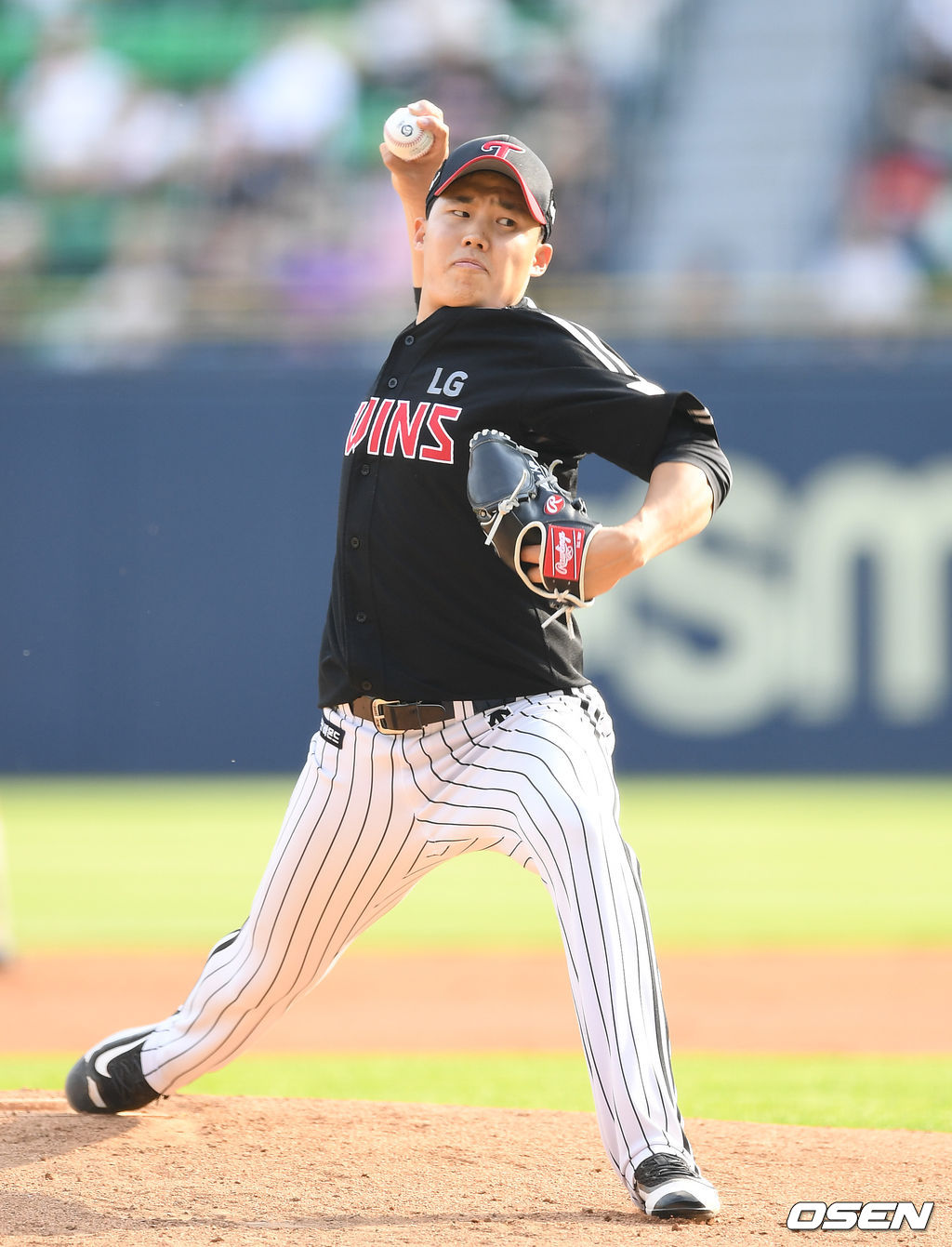 16일 오후 서울 잠실야구장에서 ‘2019년 신한은행 마이카 KBO리그’ 두산 베어스와 LG 트윈스의 경기가 열렸다.1회말 무사에서 LG 선발투수 임찬규가 역투하고 있다. /sunday@osen.co.kr