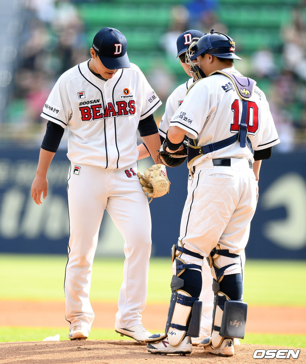 16일 오후 서울 잠실야구장에서 ‘2019년 신한은행 마이카 KBO리그’ 두산 베어스와 LG 트윈스의 경기가 열렸다.1회초 무사 1,2루에서 마운드를 방문한 두산 김원형 코치가 최원준과 박세혁과 이야기를 나누고 있다. /sunday@osen.co.kr